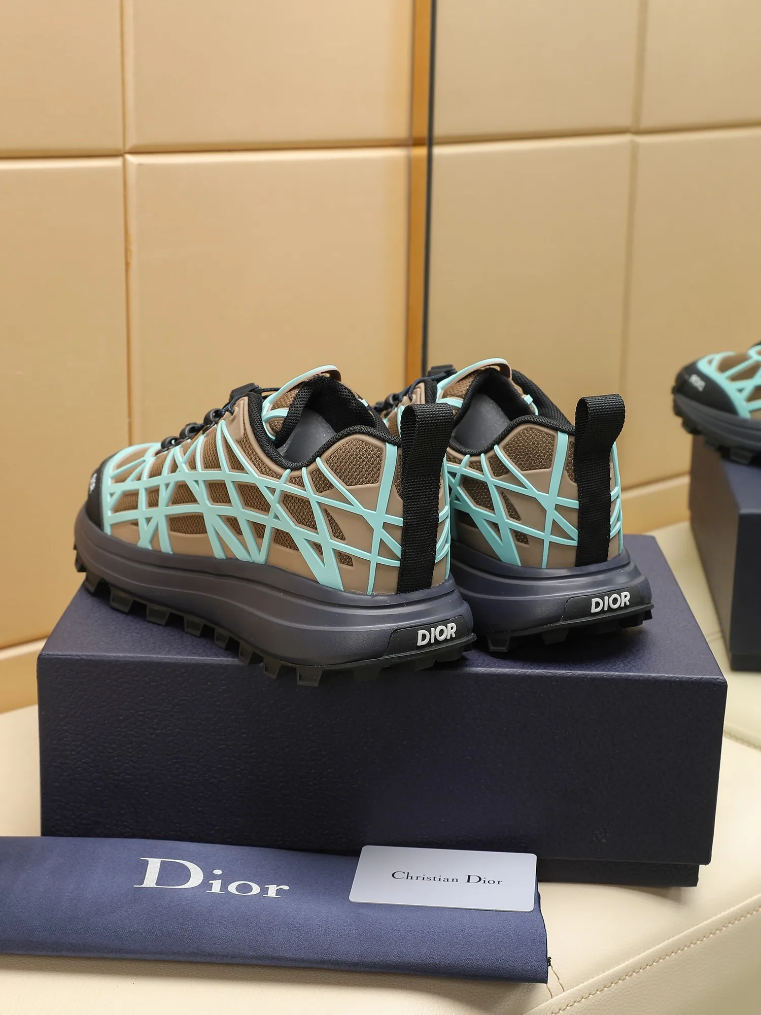 Men's Men's Shoes 💰520 [New Style] 🏍️🏍️Dior-B31 RUNNER sneakers highlight the fashionable silhouette, decorated with curved cannage pattern, reinterpreting classic patterns in a structural style, enriching Dior's 2023 summer men's wear series. Meticulously crafted using the advanced craftsmanship of hiking shoes, it blends outdoor culture with Dior heritage. Code number 38-45, multiple colors available, 38-44 (45 can be customized